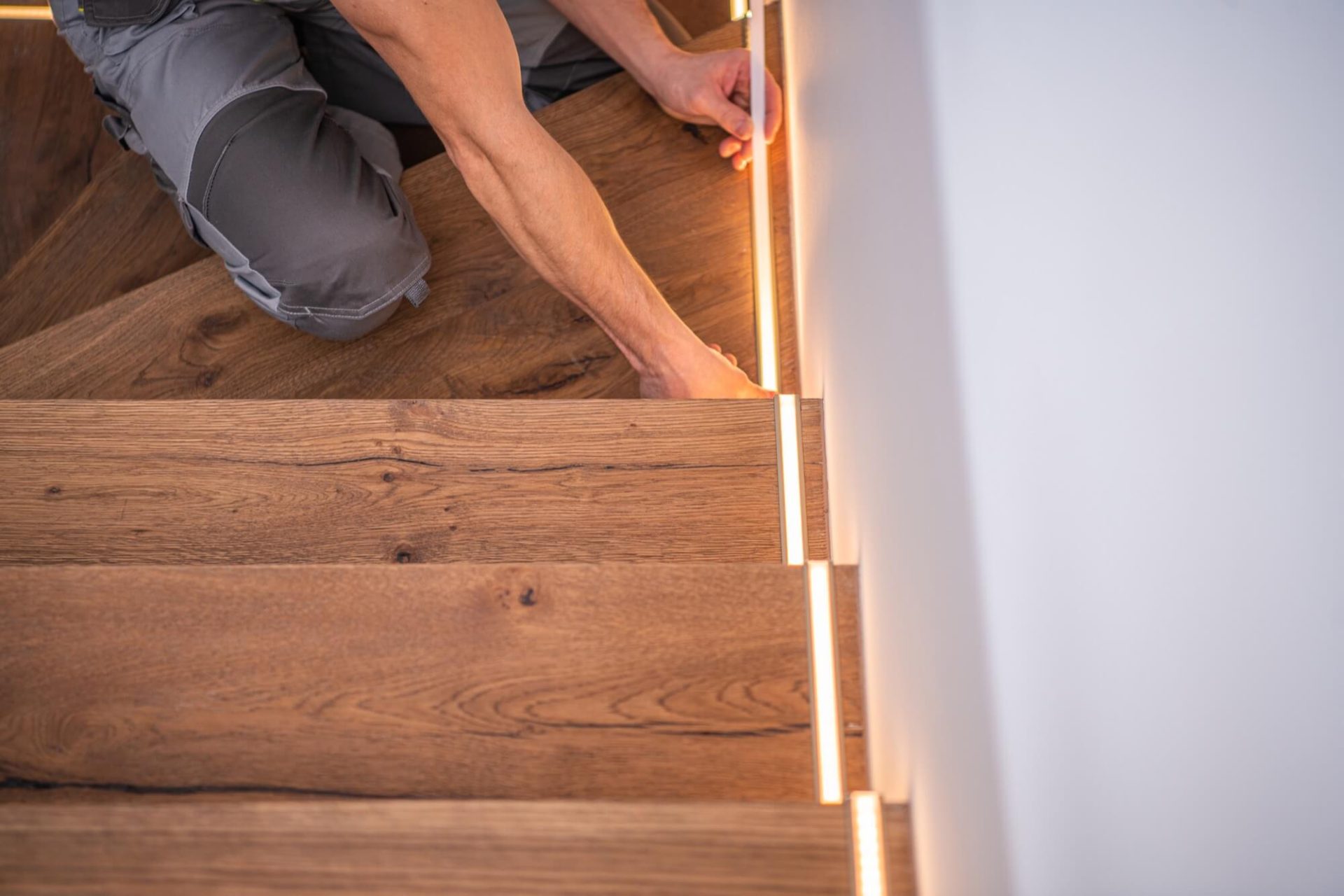 Trapprenovering Linköping presenterar en innovativ installation av LED-ljus integrerade i trappsteg